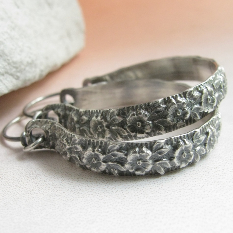 1.5" floral pattern sterling silver hoop earrings | Mocahete