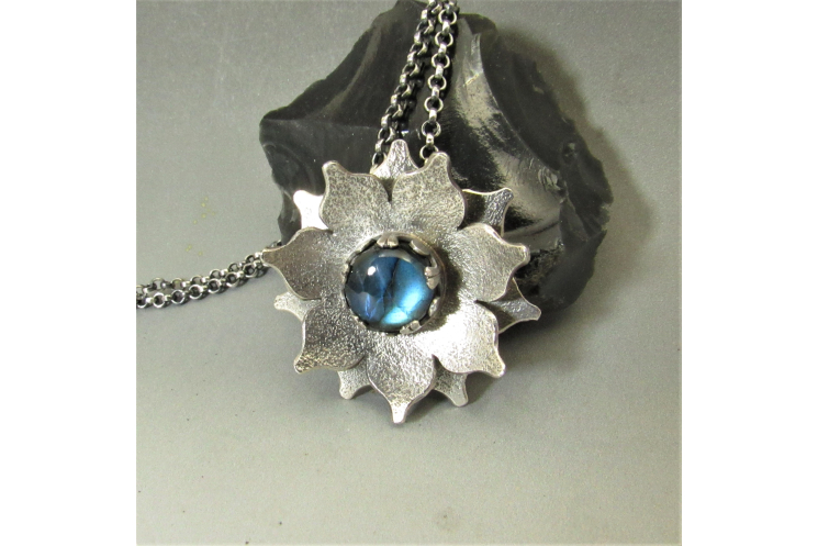 Argentium silver and labradorite lotus pendant necklace by Mocahete