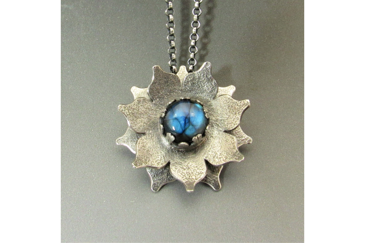 Argentium silver and labradorite lotus pendant necklace by Mocahete