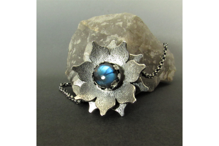 Argentium silver and labradorite lotus pendant necklace by Mocahete