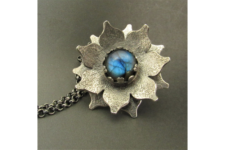 Argentium silver and labradorite lotus pendant necklace by Mocahete